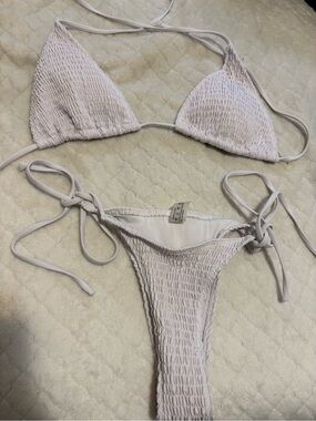 NWOT SHEIN white triangle bikini set. Textured material, size medium